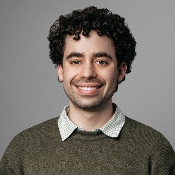 Matan Ackelsberg headshot wide shot